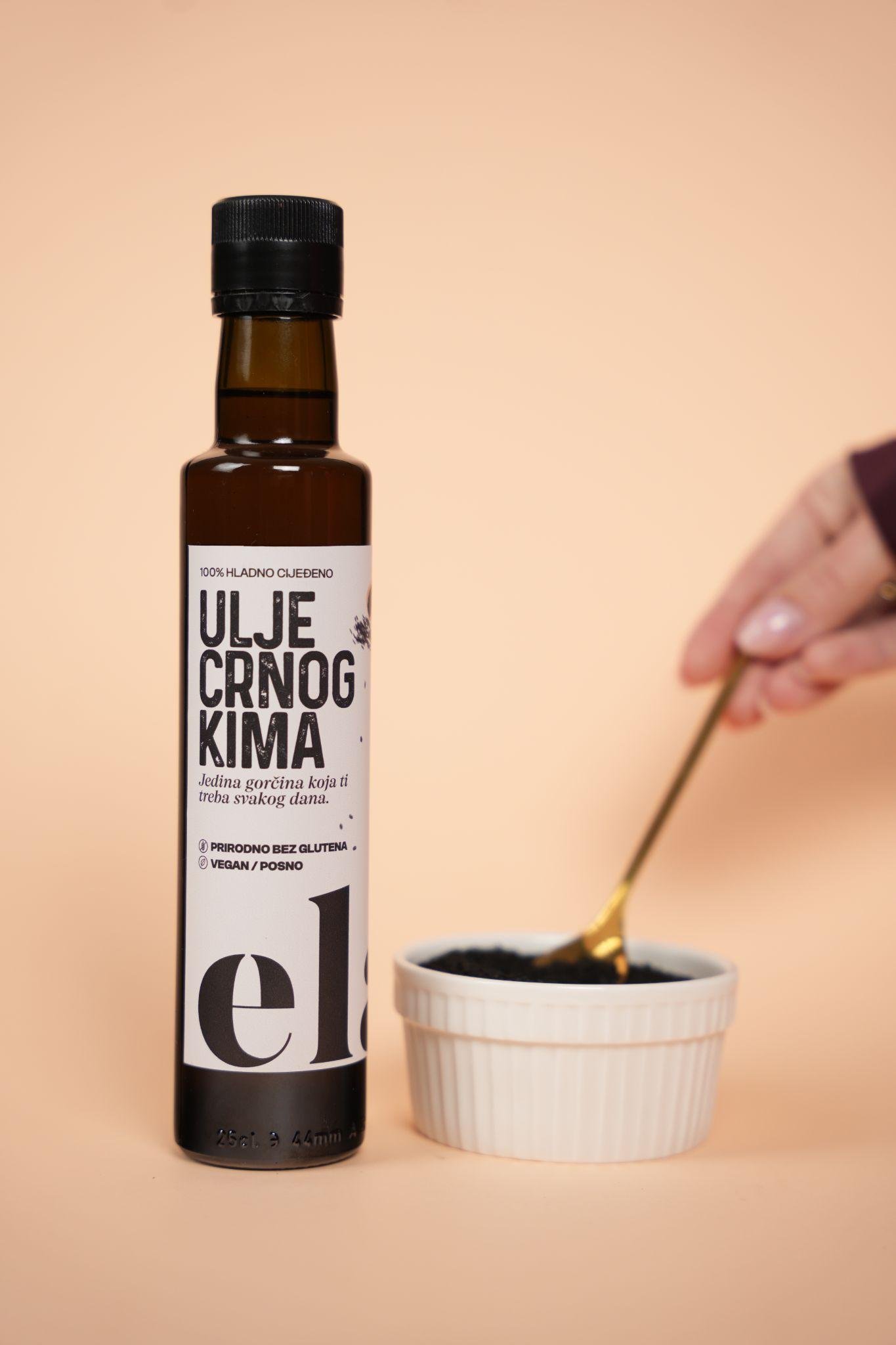 Elan ulje crnog kima pored posude sa sjemenkama